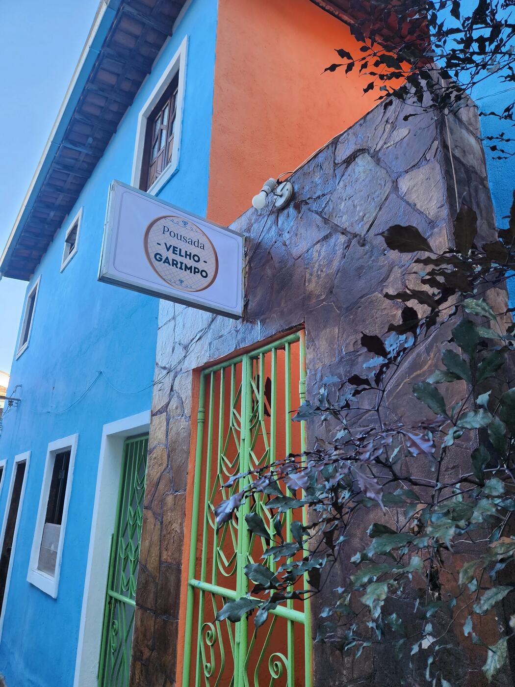 Detalhe da fachada e placa da Pousada Velho Garimpo
