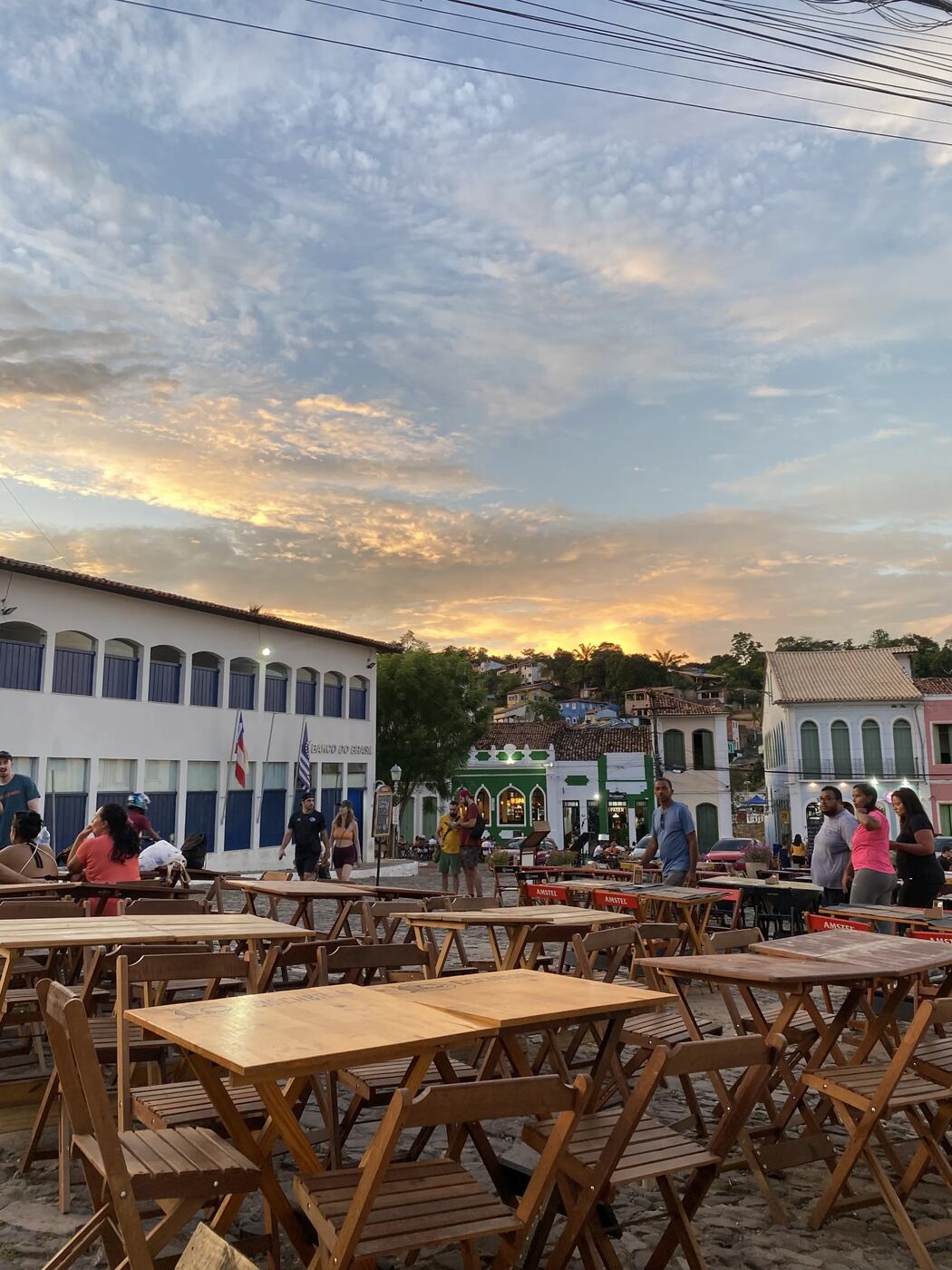 Praça principal de Lençóis ao entardecer