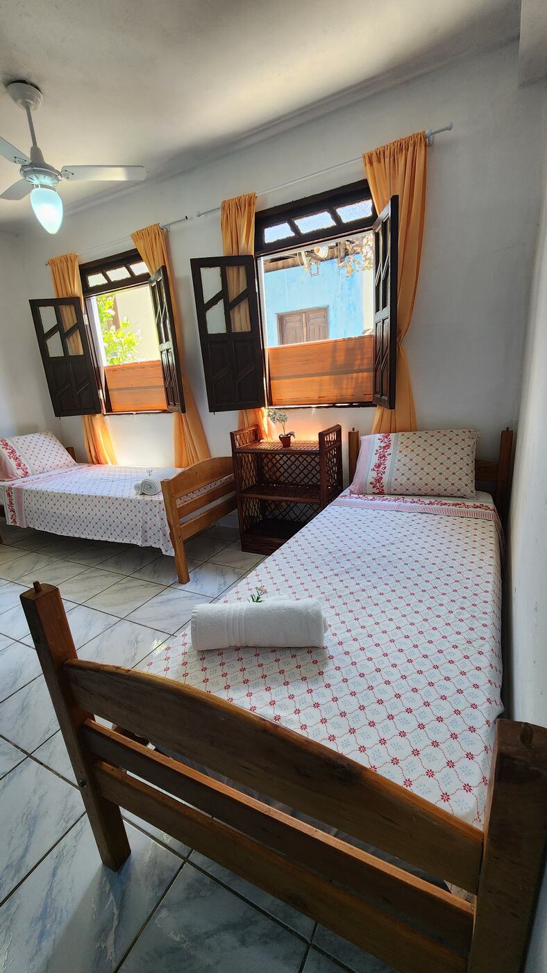 Quarto Duplo Econômico da Pousada Velho Garimpo, com duas camas de solteiro