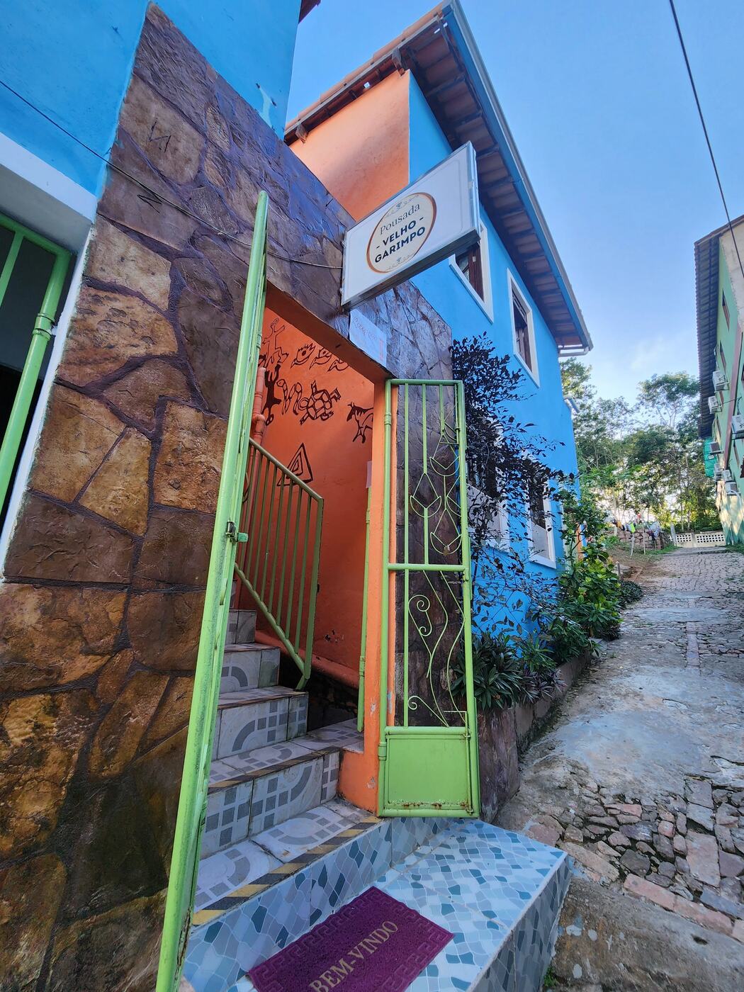 Rua de acesso à Pousada Velho Garimpo, em ladeira no centro de Lençóis